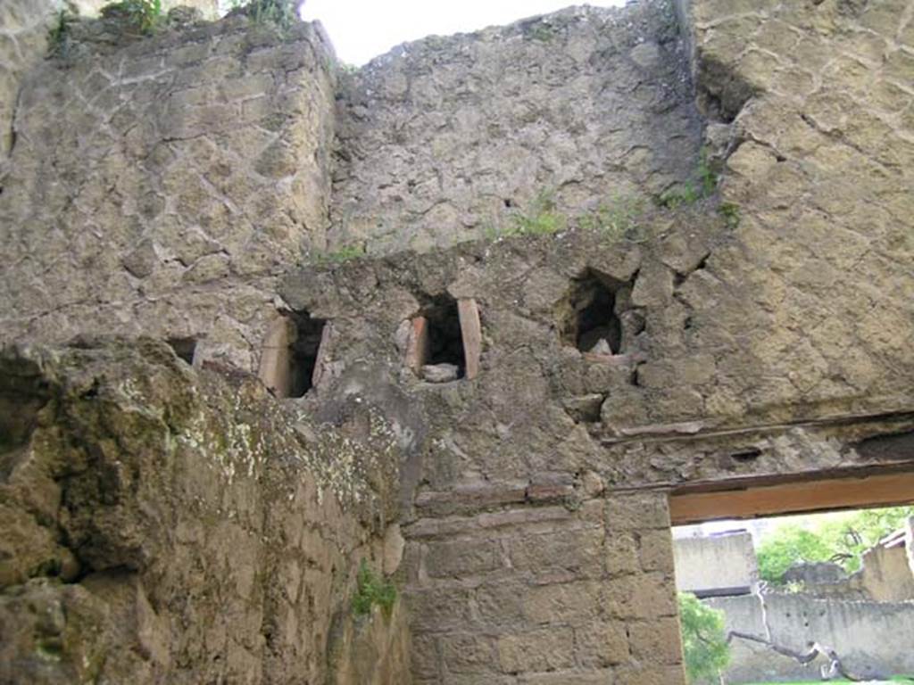 Ins Or II, 5, Herculaneum. May 2004. Upper floor in south-west corner of workshop-room.
Photo courtesy of Nicolas Monteix.